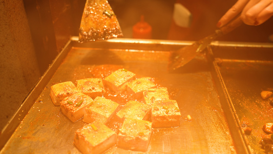 城市夜晚宵夜美食小吃铁板嫩豆腐制作过程4k素材视频