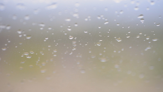 雨打玻璃微距雨水视频