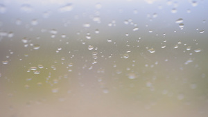 雨打玻璃微距雨水23秒视频