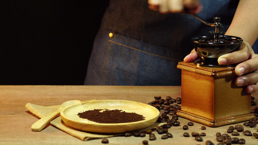 多莉女人的手在木制桌子上磨咖啡豆视频