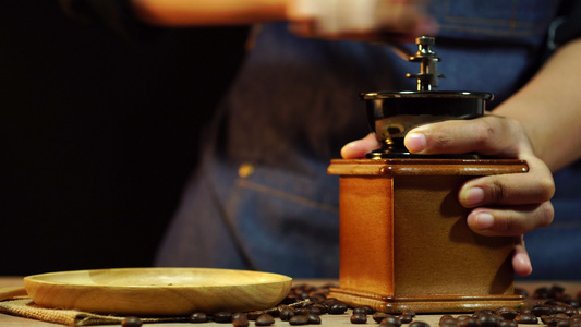 多利放大女性手正在木制桌子上磨咖啡豆视频