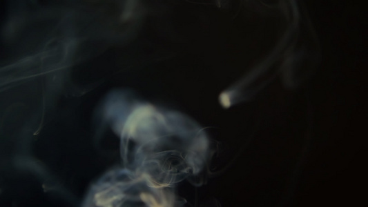 抽象的白烟烟雾火的黑色背景上的一团冷雾水烟火浮雾240视频