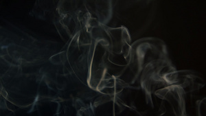 抽象的白烟烟雾火的黑色背景上的一团冷雾水烟火浮雾24020秒视频