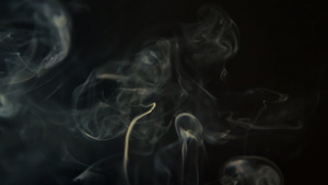 抽象的白烟烟雾火在黑色背景上20秒视频