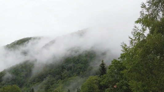云层在山林上移动暴风雨笼罩着多云的一天视频