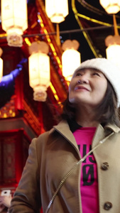 夜晚在上海豫园观赏灯会灯笼的女人视频