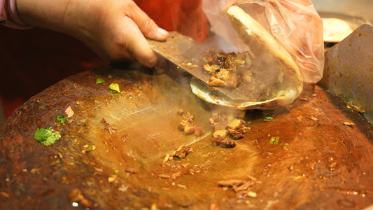 西安特色中式小吃美食中餐肉夹馍制作过程4k素材视频
