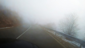 山地农村公路上雾中驾驶汽车19秒视频