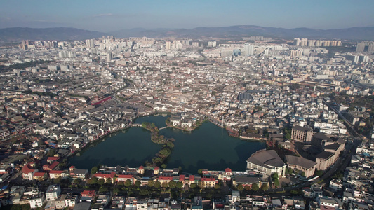 航拍云南建水小桂湖和城市建筑视频