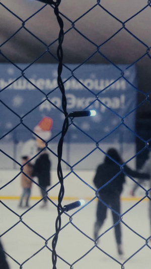 冬天室内溜冰场溜冰运动休闲的人们运动场18秒视频
