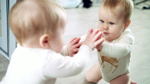 美丽的婴儿照镜子可爱的小孩看着自己童年快乐6秒视频