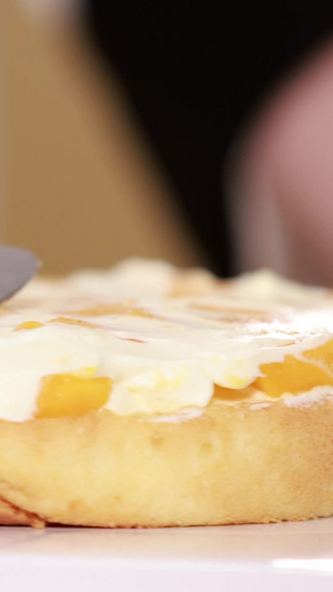 将奶油均匀涂抹在蛋糕夹层上面点制作8秒视频