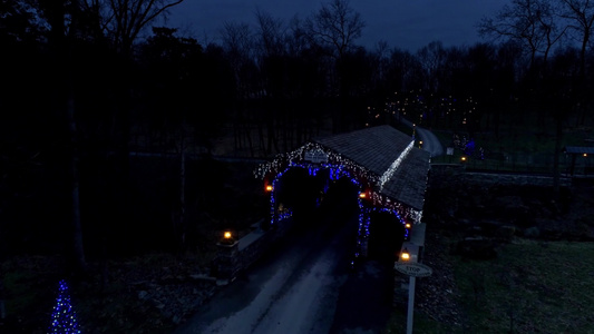 环绕的桥和路边显示圣诞节的风景视频