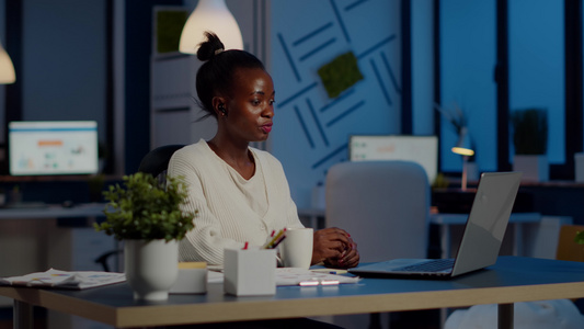 使用笔记本电脑与远程同事在网上交谈的非洲经理视频