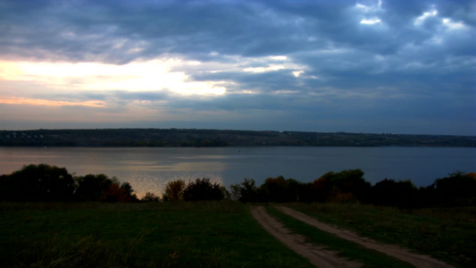 湖畔日落风景视频