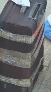 疫情防控穿着防护服给行李箱消杀的工作人员回家过年视频