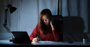 亚洲女性深夜在家使用平板电脑11秒视频