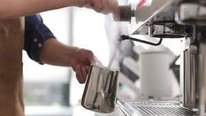 咖啡师使用蒸汽给器皿消毒22秒视频