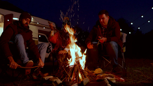 朋友们在野营火中更能暖和视频