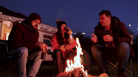大胡子的男人在野营火周围给朋友讲故事视频
