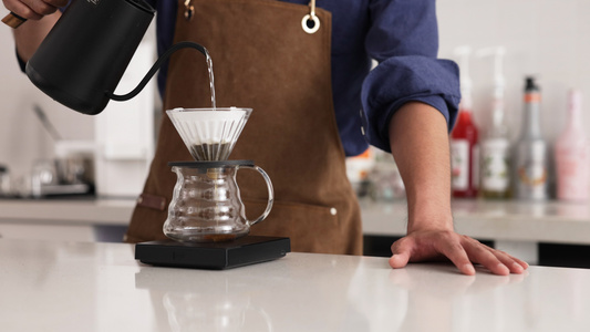 咖啡师使用滤纸冲泡咖啡视频