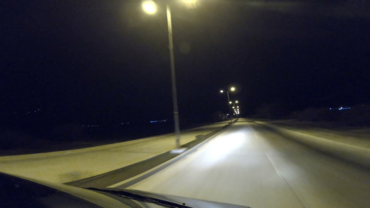 司机驾驶汽车晚上在空大道上开车用前灯点着的生灯点着视频