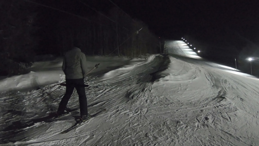 滑雪者被一辆小型圆式手持滑雪电梯拉上山顶视频