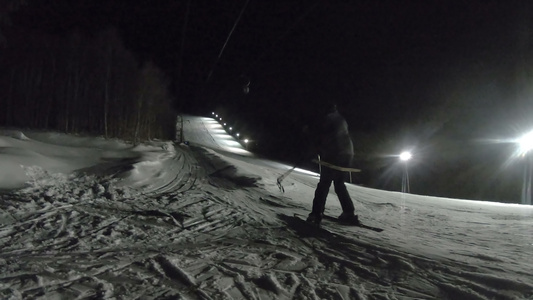 滑雪电梯把一个人拉上山坡在明亮的斜坡上滑雪视频