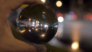 透过玻璃球看着夜间城市17秒视频