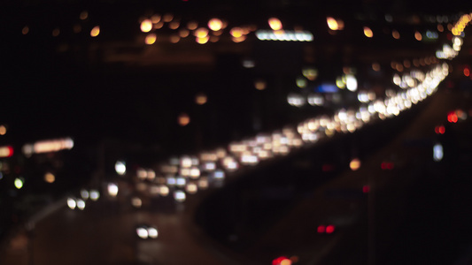 夜间城市的汽车交通视频