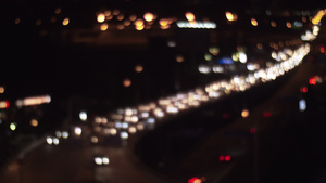 夜间城市的汽车交通17秒视频