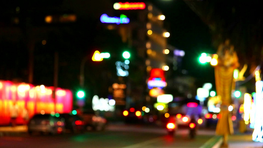 模糊的帕塔亚市和交通灯光视频
