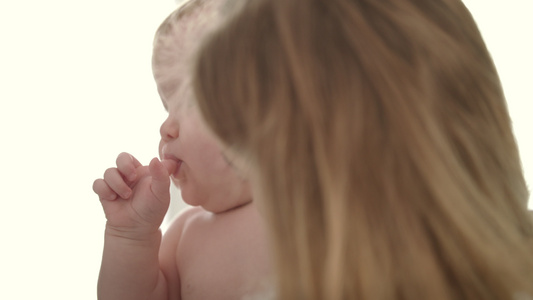 可爱的婴儿吃手指裸体童用手指在母亲的嘴里视频