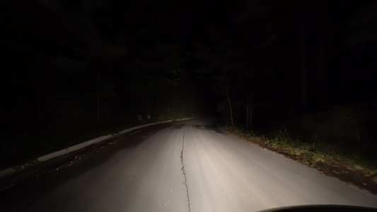 驾驶在黑暗的农村山地公路视频