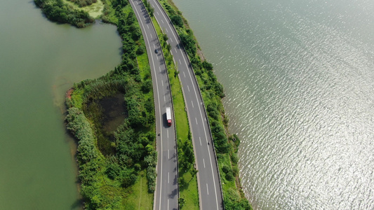 航拍湖中堤坝道路视频