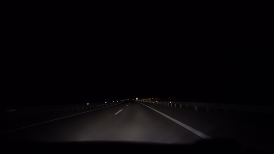 夜间交通在路上第一视角驾驶车在黑暗高速公路上旅行观视频