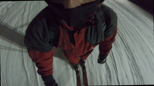 夜间滑雪来自头盔安装相机的第一视角滑雪者晚上在雪山上11秒视频