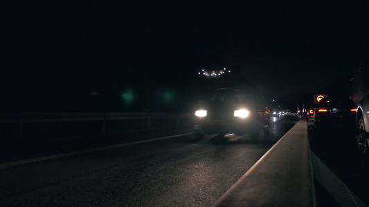 夜间多车道高速公路交通视频