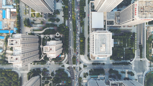 航拍俯拍镜头城市高楼大厦中穿梭俯瞰交通道路车流素材视频
