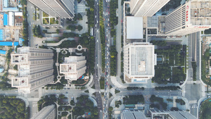 航拍俯拍镜头城市高楼大厦中穿梭俯瞰交通道路车流素材68秒视频