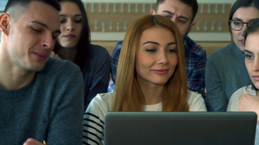 男学生在笔记本电脑屏幕上用铅笔指着男学生视频