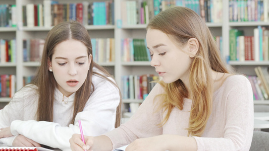 高中女生朋友一起在图书馆学习;在图书馆学习视频