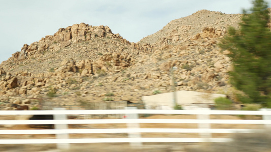 从美国亚利桑那州大峡谷出发的公路旅行驾驶汽车前往内华达州视频