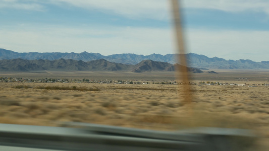 从美国亚利桑那州大峡谷出发的公路旅行驾驶汽车前往内华达州视频