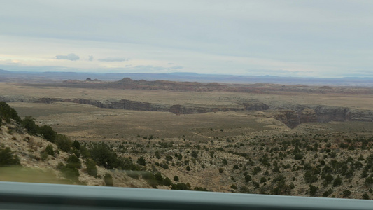 前往美国亚利桑那州大峡谷的公路旅行沿南缘驾驶汽车在视频