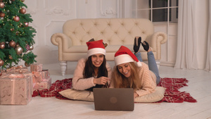 两个快乐的女人在家里享受圣诞节17秒视频