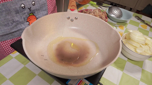 起锅烧油锅里倒底油食用油视频