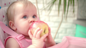 可爱的婴儿吃苹果健康的营养美味小孩可爱婴儿咬苹果25秒视频