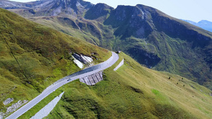 阿尔卑斯山山脉上的公路19秒视频