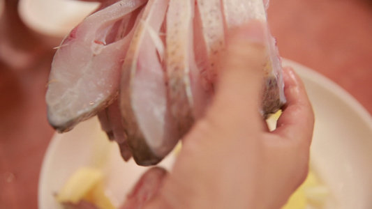 葱姜水腌制孔雀鱼视频